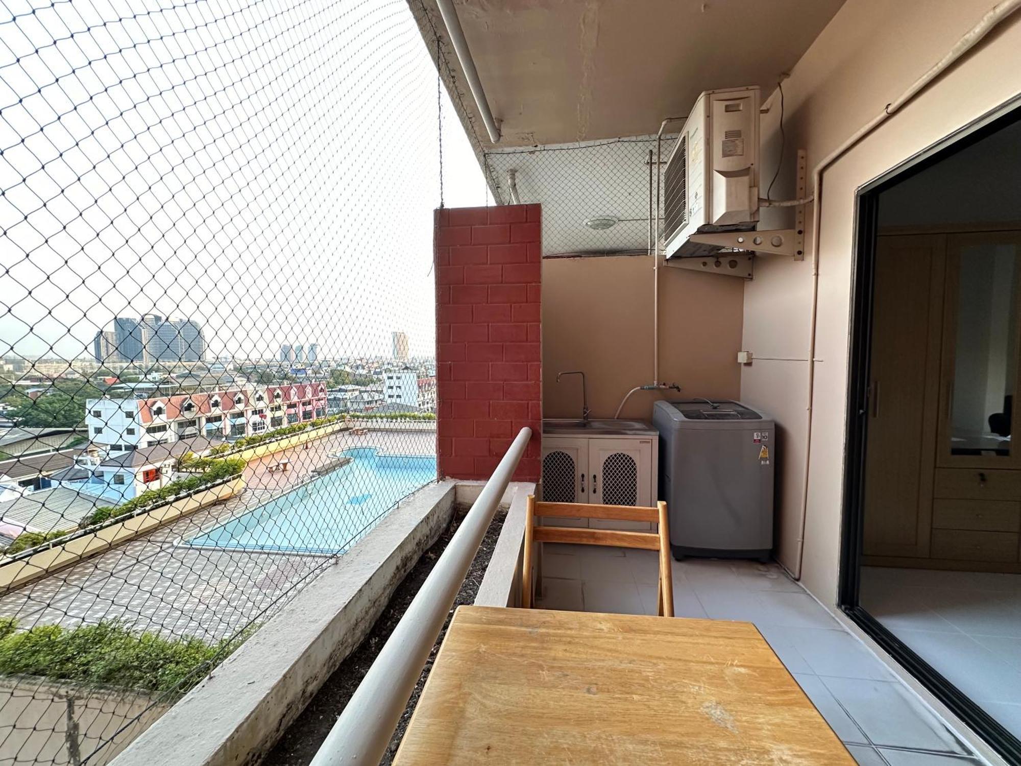 Country Complex Bangna Aparthotel Bangkok Esterno foto