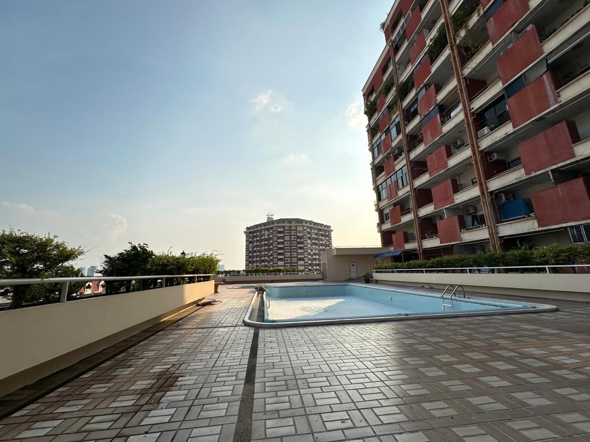 Country Complex Bangna Aparthotel Bangkok Esterno foto