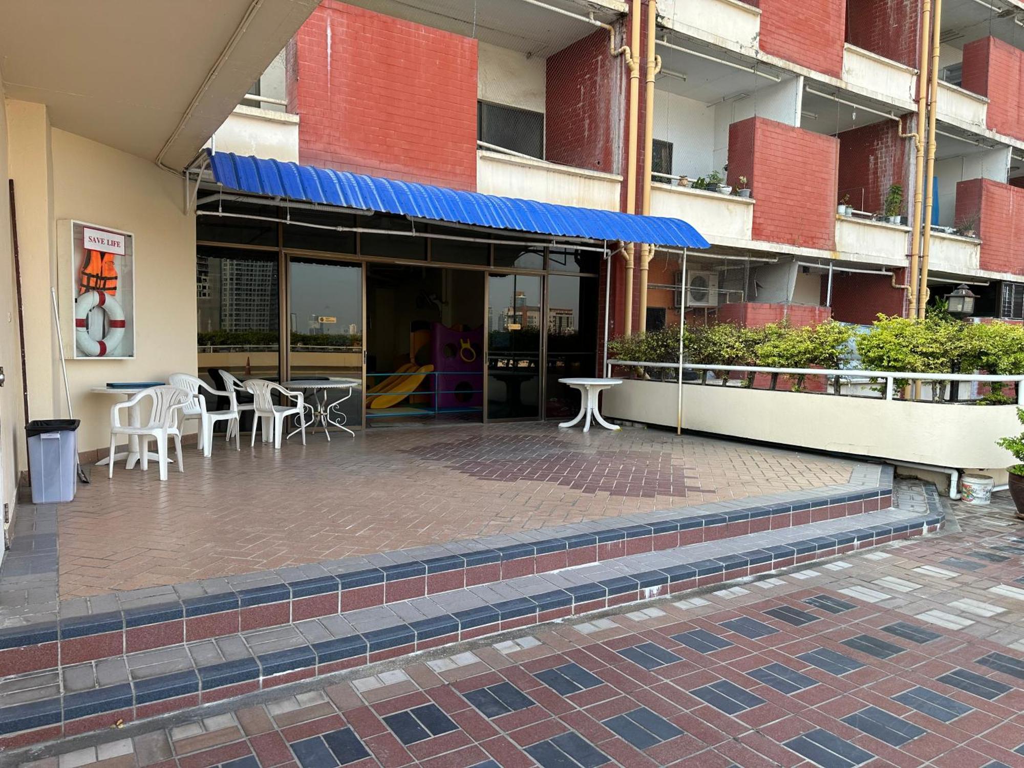 Country Complex Bangna Aparthotel Bangkok Esterno foto