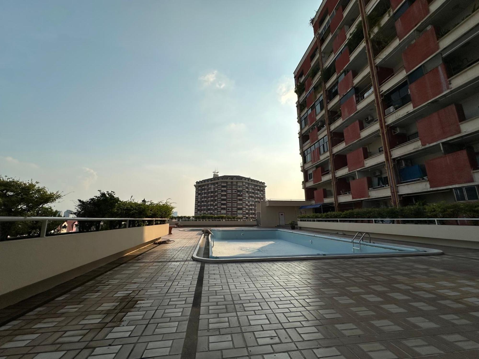 Country Complex Bangna Aparthotel Bangkok Esterno foto